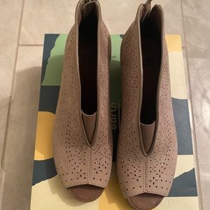 Earth, Coco Multi (taupe) leather 7.5.